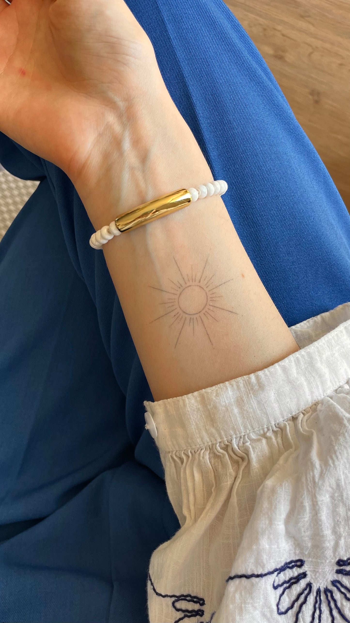Kaïa – Tatouage Soleil minimaliste