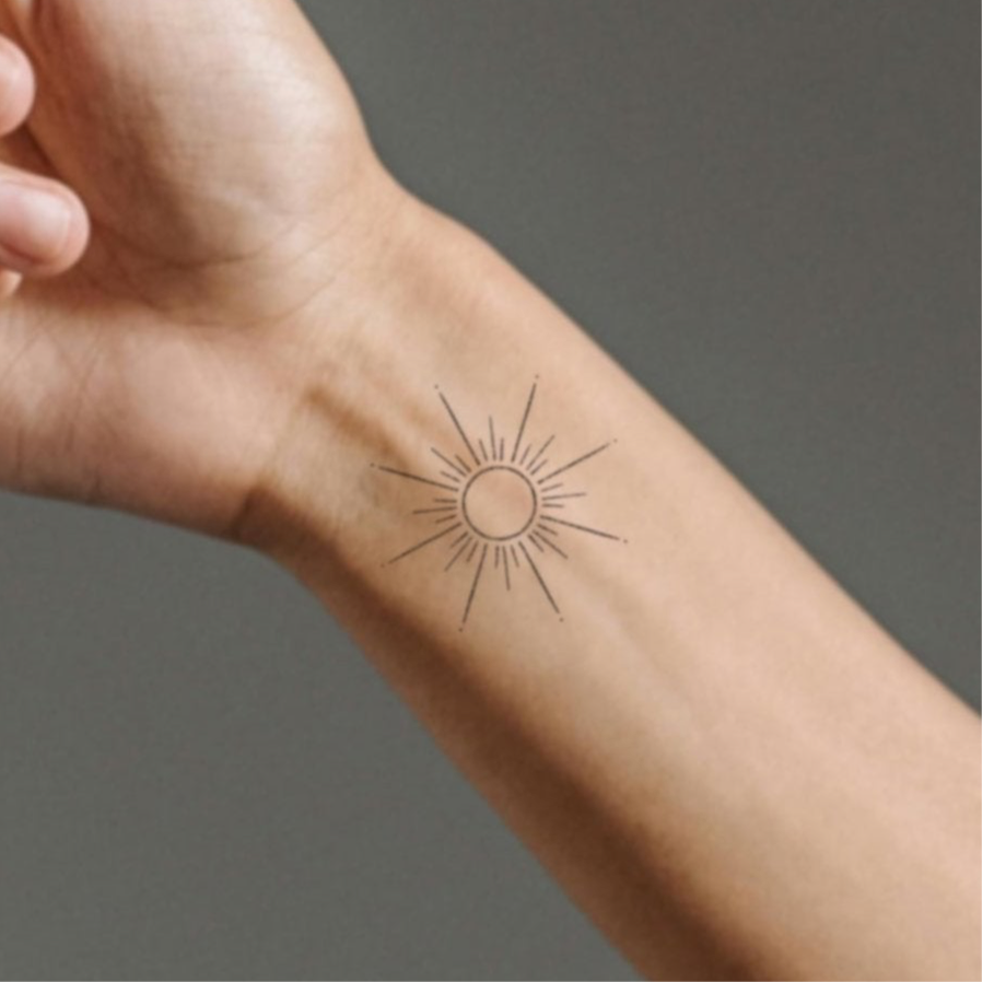 Kaïa – Tatouage Soleil minimaliste