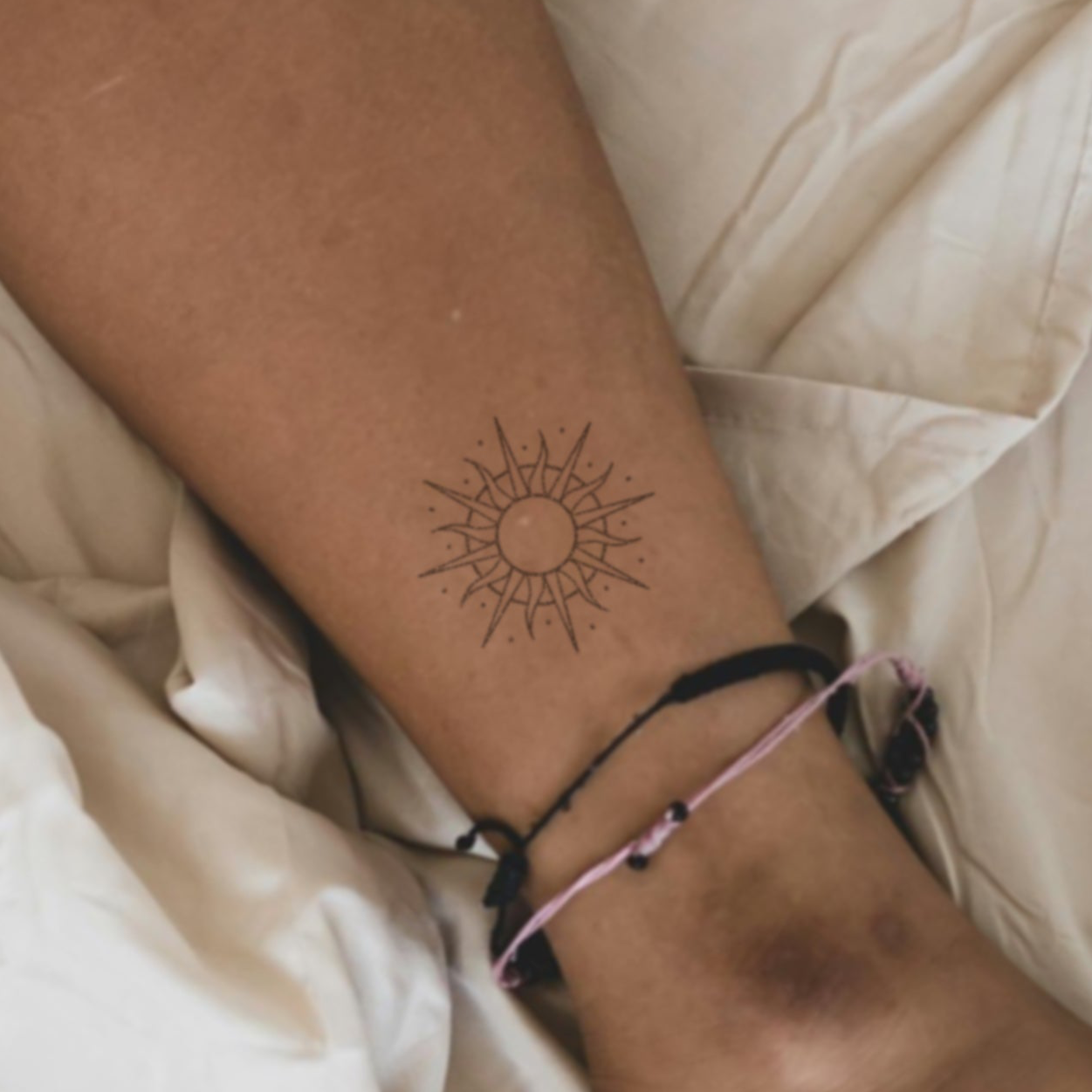 Zahara – Tatouage Soleil ornemental