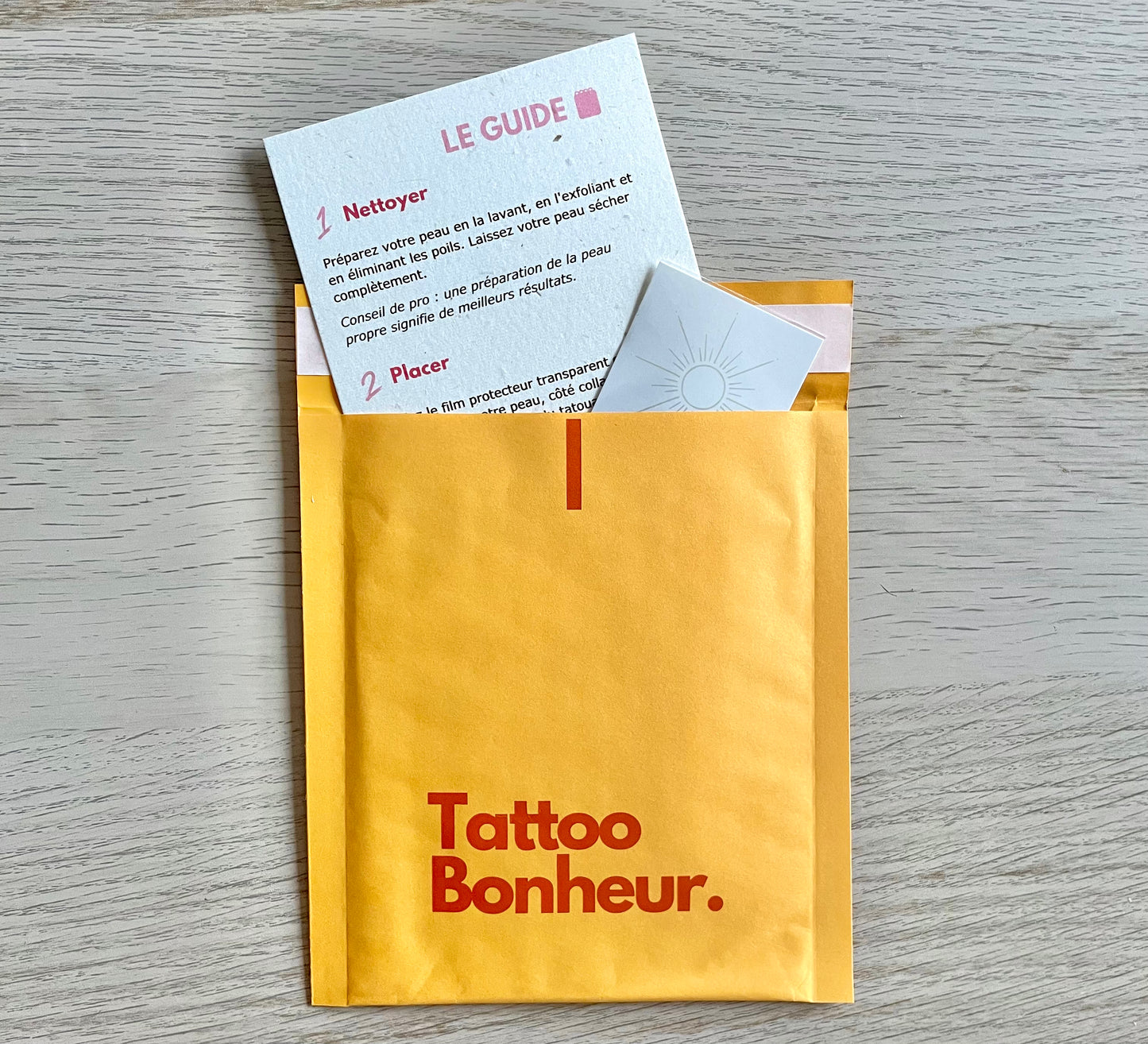Kaïa – Tatouage Soleil minimaliste