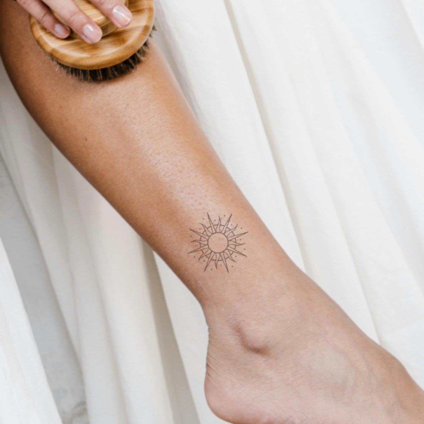 Zahara – Tatouage Soleil ornemental