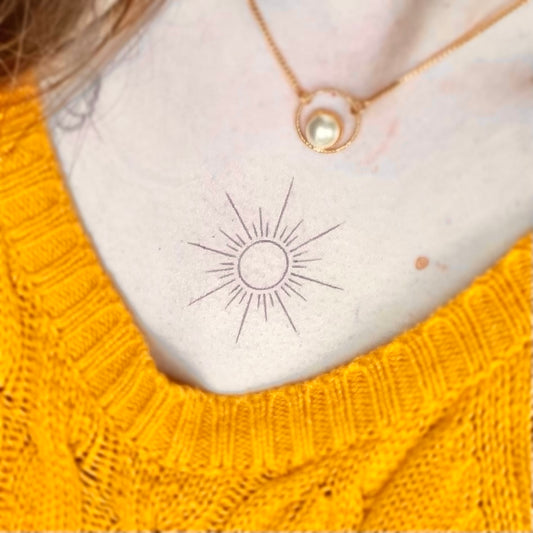 Kaïa – Tatouage Soleil minimaliste