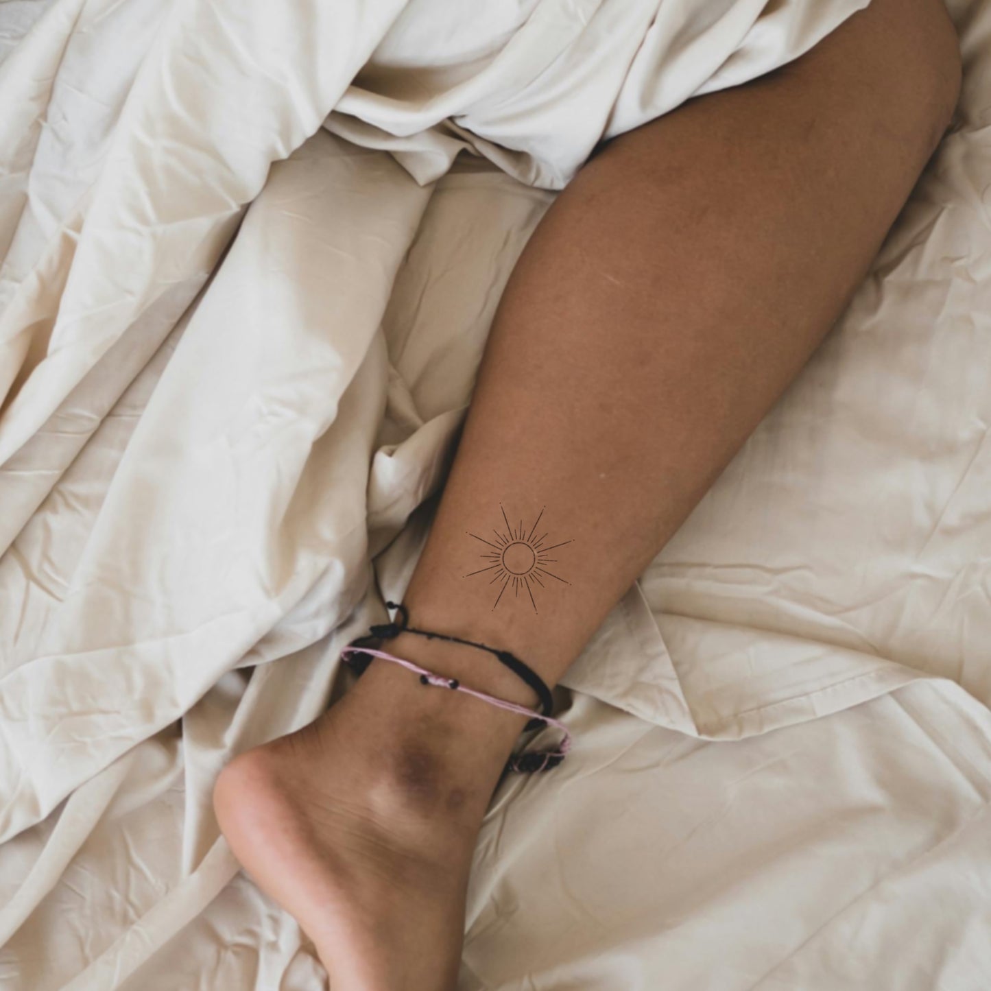 Kaïa – Tatouage Soleil minimaliste