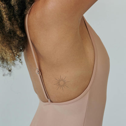 Kaïa – Tatouage Soleil minimaliste