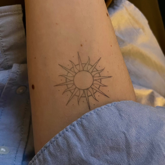 Zahara – Tatouage Soleil ornemental